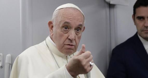 ​Papież Franciszek powiedział dziennikarzom na pokładzie samolotu w drodze z Panamy do Rzymu, że wspiera naród Wenezueli. Na konferencji prasowej podkreślił, że "nieostrożnością" z jego strony byłoby zajęcie stanowiska w sprawie kryzysu w tym kraju.