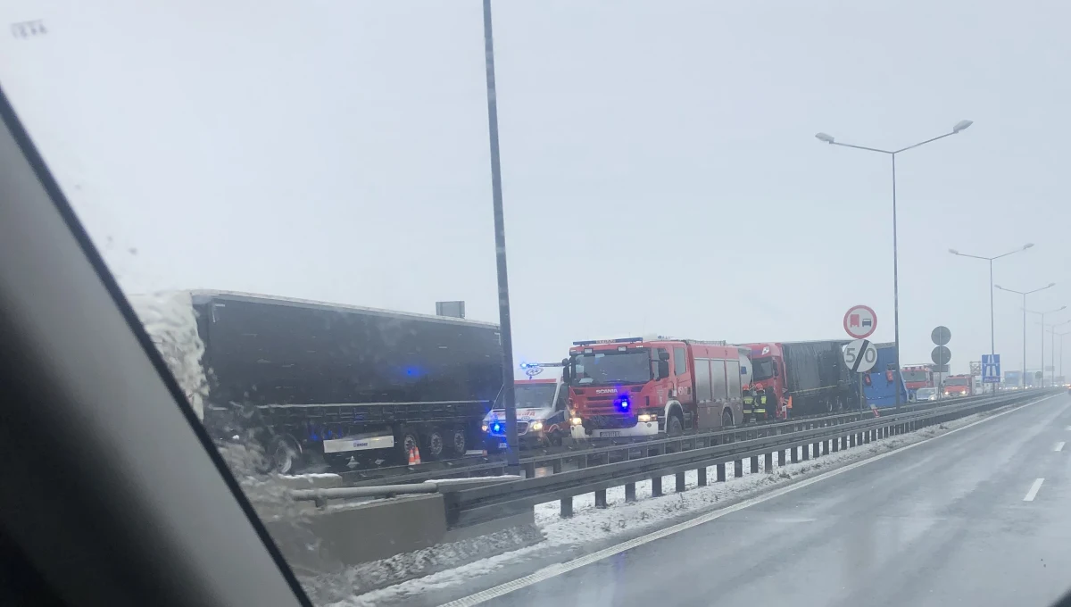 Zderzenie trzech ciężarówek na śląskim odcinkiem autostrady A4. Doszło do niego między węzłami Gliwice Sośnica i Gliwice Bojków.