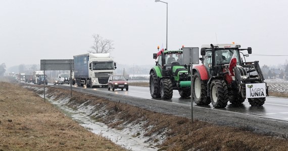 "Nie chcemy kolejnych rozmów. Czekamy na konkretne decyzje, które uzdrowią sytuację w polskim rolnictwie" -- podkreśla Michał Kołodziejczak, szef AGROunii. To właśnie ta organizacja odpowiada za dzisiejsze blokady dróg w ponad 30 miejscach w 10 województwach. 