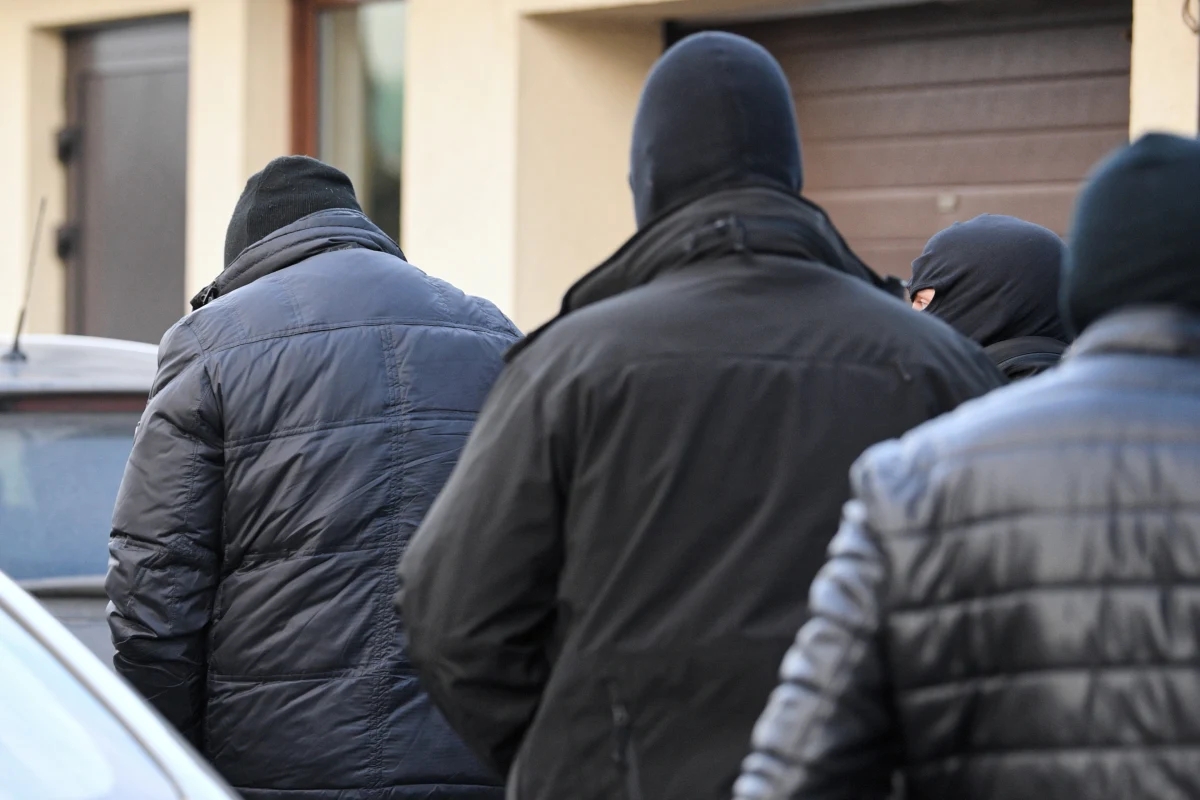 Dopiero we wtorek odbędzie się w Prokuraturze Rejonowej w Tarnobrzegu przesłuchanie byłego szefa gabinetu politycznego ministra obrony Bartłomieja M. oraz byłego posła Prawa i Sprawiedliwości Mariusza Antoniego K. W poniedziałek zostali zatrzymani przez CBA wraz czterema innymi osobami. Centralne Biuro Antykorupcyjne poinformowało, że zatrzymań dokonano w ramach śledztwa dotyczącego m.in. doprowadzenia Polskiej Grupy Zbrojeniowej do niekorzystnego rozporządzenia mieniem znacznej wartości i powoływania się na wpływy.