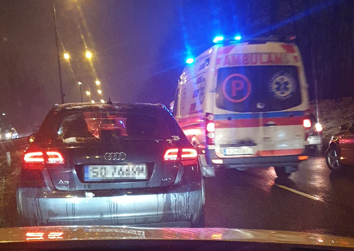 Wypadek na drodze krajowej nr 94 w Sosnowcu. Doszło tam do zderzenia sześciu pojazdów - m.in. autobusu miejskiego. Policja ma informację o jednej osobie poszkodowanej.