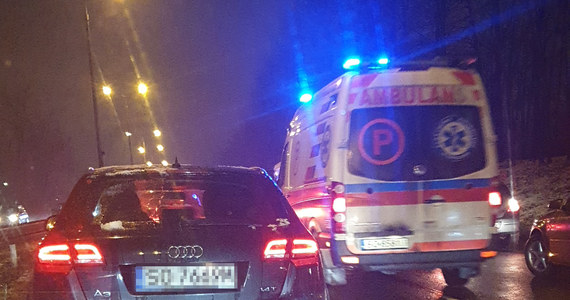 Wypadek na drodze krajowej nr 94 w Sosnowcu. Doszło tam do zderzenia sześciu pojazdów - m.in. autobusu miejskiego. Policja ma informację o jednej osobie poszkodowanej.