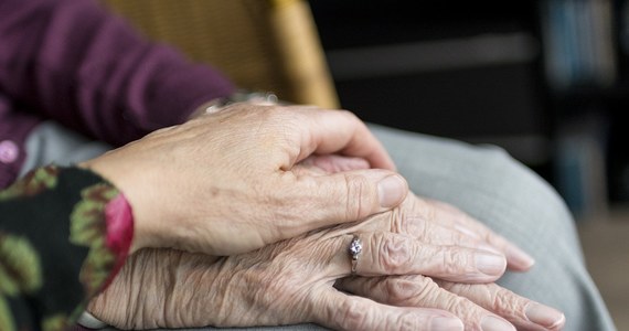 Byli nierozłączni przez 70 lat, aż do ostatniego bicia serca. Małżonkowie Norma i Francis Platell z Australii zmarli trzymając się za ręce, w odstępie kilku minut.