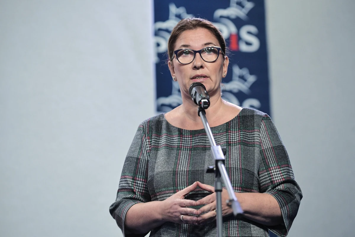 ​W poniedziałek na portalu społecznościowym pojawiły się wzmianki i spekulacje dotyczące wtorkowego wydania "Gazety Wyborczej". Do sprawy odniosła się rzeczniczka PiS Beata Mazurek. "Pseudo rewelacje", o których tak dziś głośno na Twitterze to kolejny artykuł "Gazety Wyborczej" o spółce Srebrna. Te same plotki i spekulacje, które słyszymy od lat" - napisała na Twitterze.