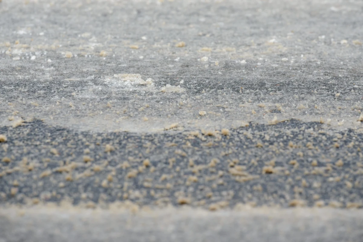 Trudne warunki dla kierowców w wielu regionach kraju. Na drogach jest ślisko, a jazdę utrudnia padający śnieg  - ostrzega Generalna Dyrekcja Dróg Krajowych i Autostrad.