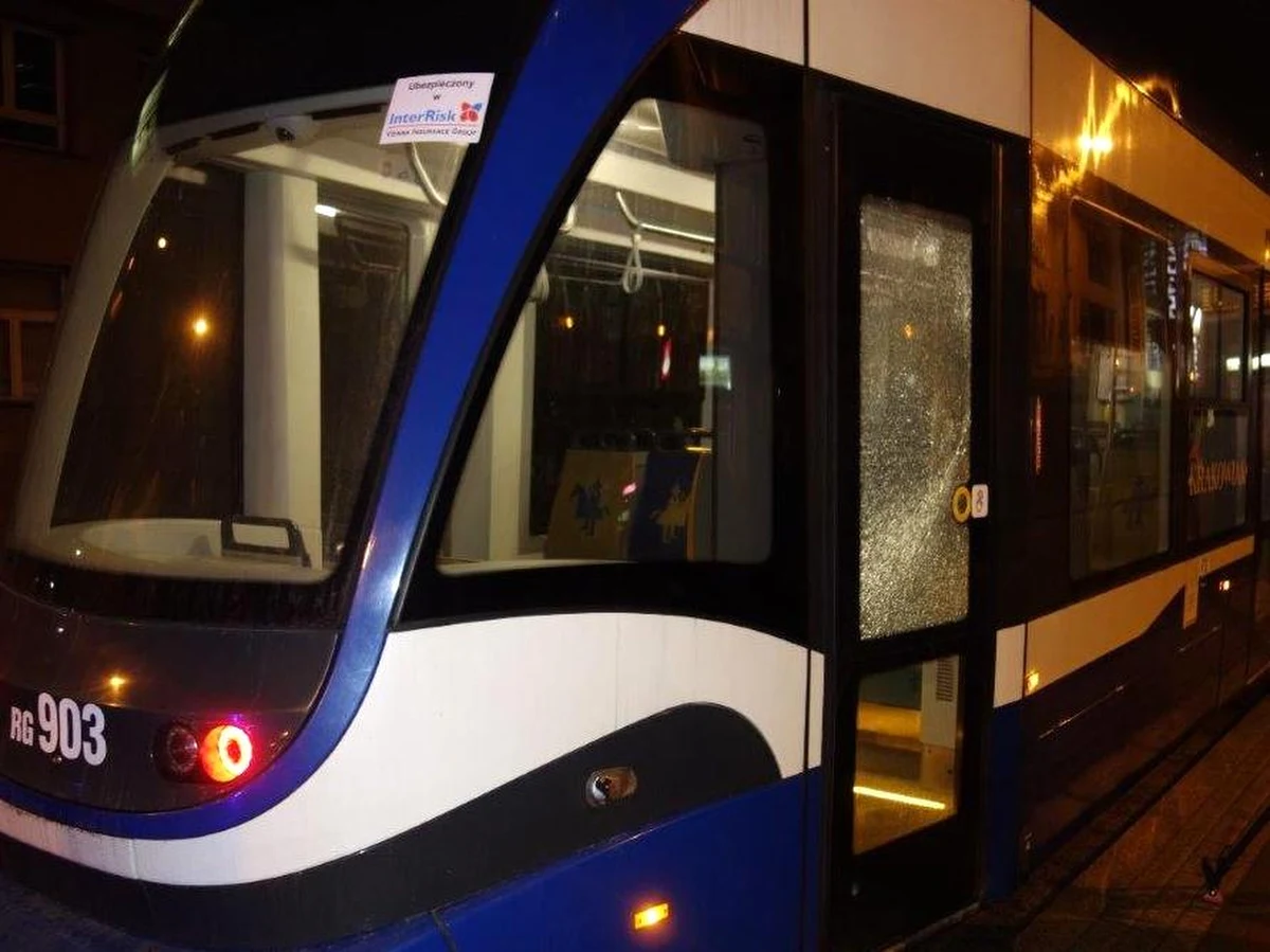 Policja zatrzymała dwóch młodych mężczyzn podejrzewanych o ostrzelanie w Krakowie tramwajów. Do groźnego incydentu doszło w poniedziałek wieczorem na ul. Mogilskiej. 