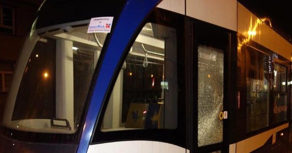 Policja zatrzymała dwóch młodych mężczyzn podejrzewanych o ostrzelanie w Krakowie tramwajów. Do groźnego incydentu doszło w poniedziałek wieczorem na ul. Mogilskiej. 