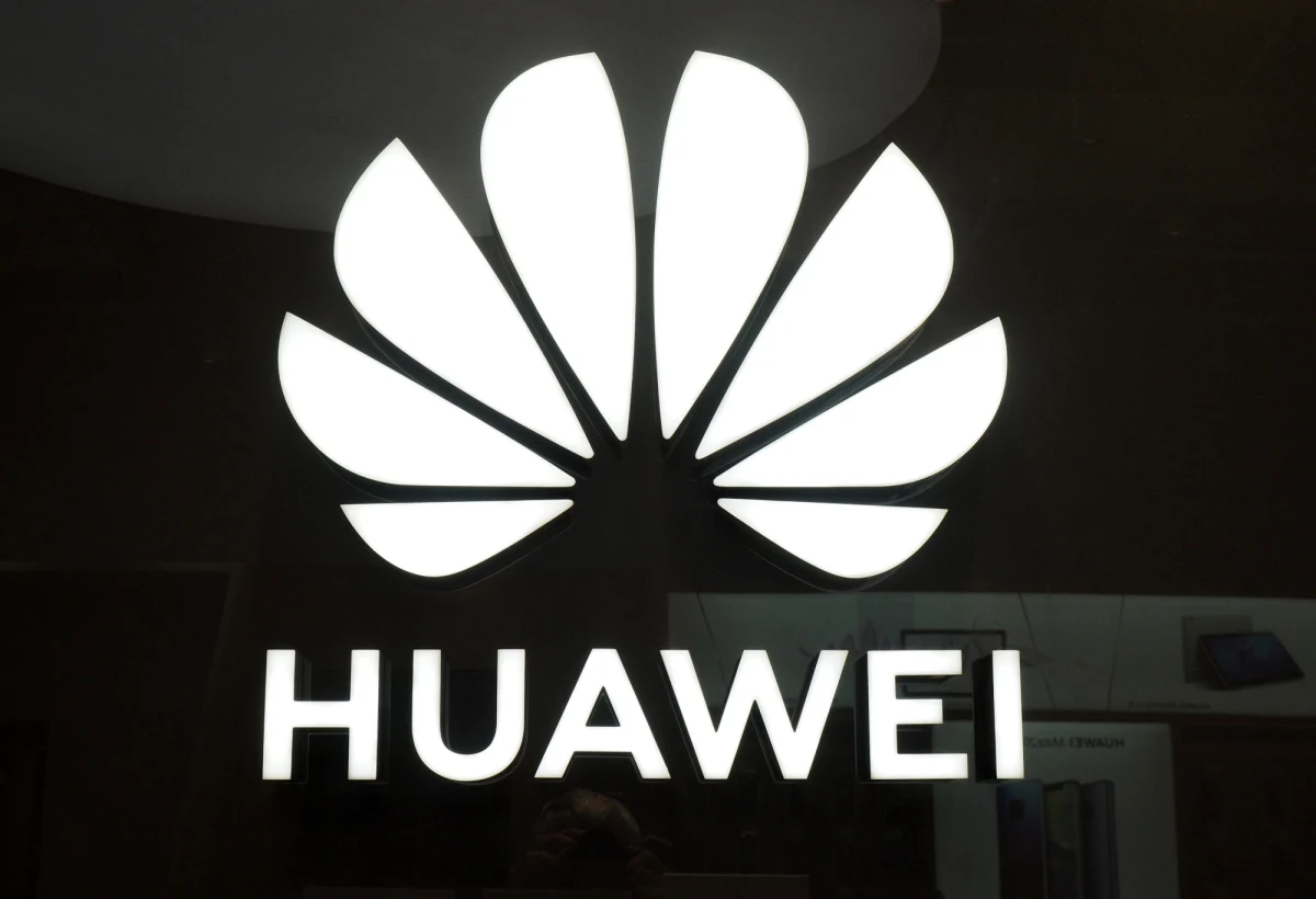 Ministerstwo sprawiedliwości USA przedstawiło firmie Huawei 13 zarzutów, związanych z łamaniem amerykańskich sankcji przeciwko Iranowi oraz dotyczących oszustw: bankowych, elektronicznych oraz kradzieży technologii.
