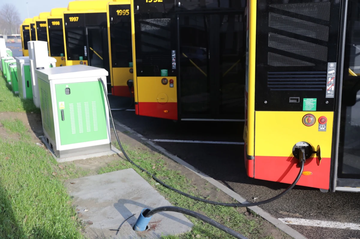 Resort energii proponuje preferencyjne taryfy dla publicznego transportu drogowego. Kolejarze nie chcą być gorsi - informuje we wtorek "Puls Biznesu". Jak podaje dziennik, drożejący prąd zniechęca do rozwoju elektromobilności. "Ministerstwo Energii (ME) przedstawiło więc projekt rozporządzenia, dzięki któremu zwiększy się opłacalność zasilania autobusów elektrycznych" - czytamy w gazecie.