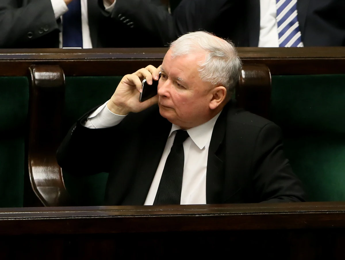 "Jeśli nie wygramy wyborów, to nie zbudujemy wieżowca w Warszawie" - mówi Jarosław Kaczyński. "Gazeta Wyborcza" we wtorkowym wydaniu ujawnia nagranie, na którym prezes PiS opowiada za zamkniętymi drzwiami o wartej 1,3 mld zł inwestycji spółki Srebrna. Chodzi o nagrania rozmów w centrali PiS przy ul. Nowogrodzkiej w Warszawie i dokumenty dotyczące wielkiej inwestycji spółki. Zdaniem gazety, nagrania, pokazują kulisy dyskretnych negocjacji oraz Jarosława Kaczyńskiego w szczególnej, nowej roli.