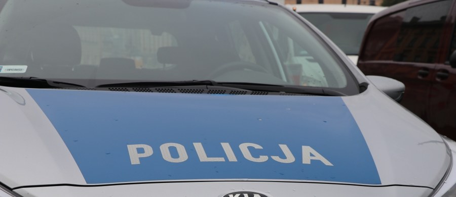 W Katowicach radiowóz zderzył się z autobusem na skrzyżowaniu ulic Chorzowskiej i Grundmana. Dwóch policjantów zostało niegroźnie rannych.