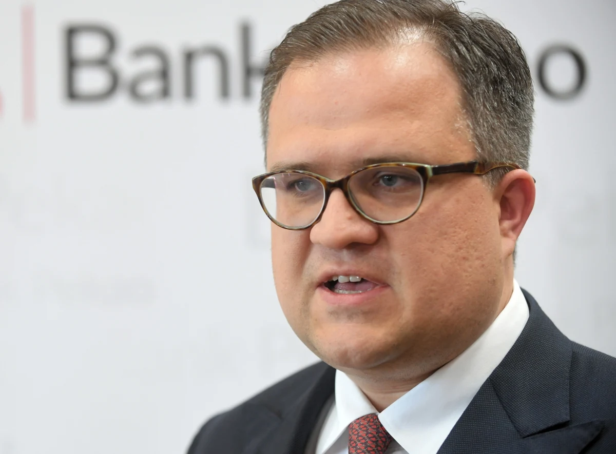 Prezes Michał Krupiński nie decyduje o udzielaniu kredytów przez Pekao SA - takie oświadczenie wydał bank w związku z publikacją "Gazety Wyborczej". "Gazeta" oskarżyła prezesa Pekao S.A. o to, że działa "na telefon" prezesa PiS Jarosława Kaczyńskiego i w ten sposób ustala przyznanie kredytu powiązanej z partią rządzącą spółce Srebrna. Pieniądze miały pójść na zbudowanie w centrum stolicy dwóch okazałych wieżowców. 