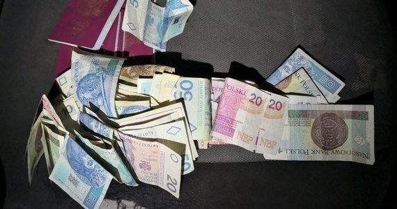 4 osoby zatrzymane w sprawie wprowadzania do obiegu fałszywych pieniędzy. Wszyscy są obywatelami Gruzji. Zatrzymano ich w Katowicach.