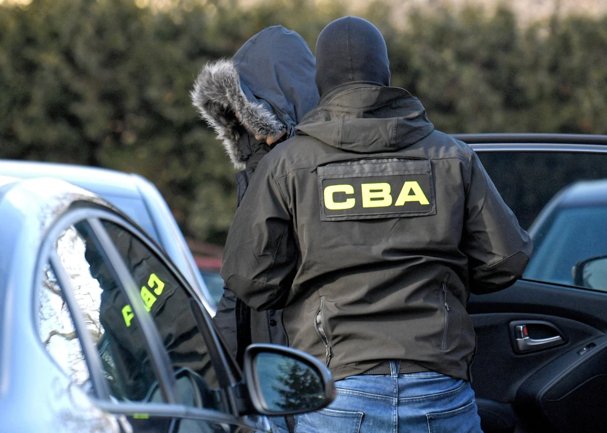 Prokuratura Okręgowa w Tarnobrzegu postawiła zarzuty sześciu osobom zatrzymanym w poniedziałek przez CBA. Zarzuty usłyszeli m.in. b. rzecznik MON Bartłomiej M. oraz b. poseł PiS Mariusz Antoni K. Do sądu trafiły już wnioski o areszt dla b. członka zarządu PGZ i dwóch b. dyrektorów w tej firmie, a wieczorem także dla Bartłomieja M. i Mariusza Antoniego K.