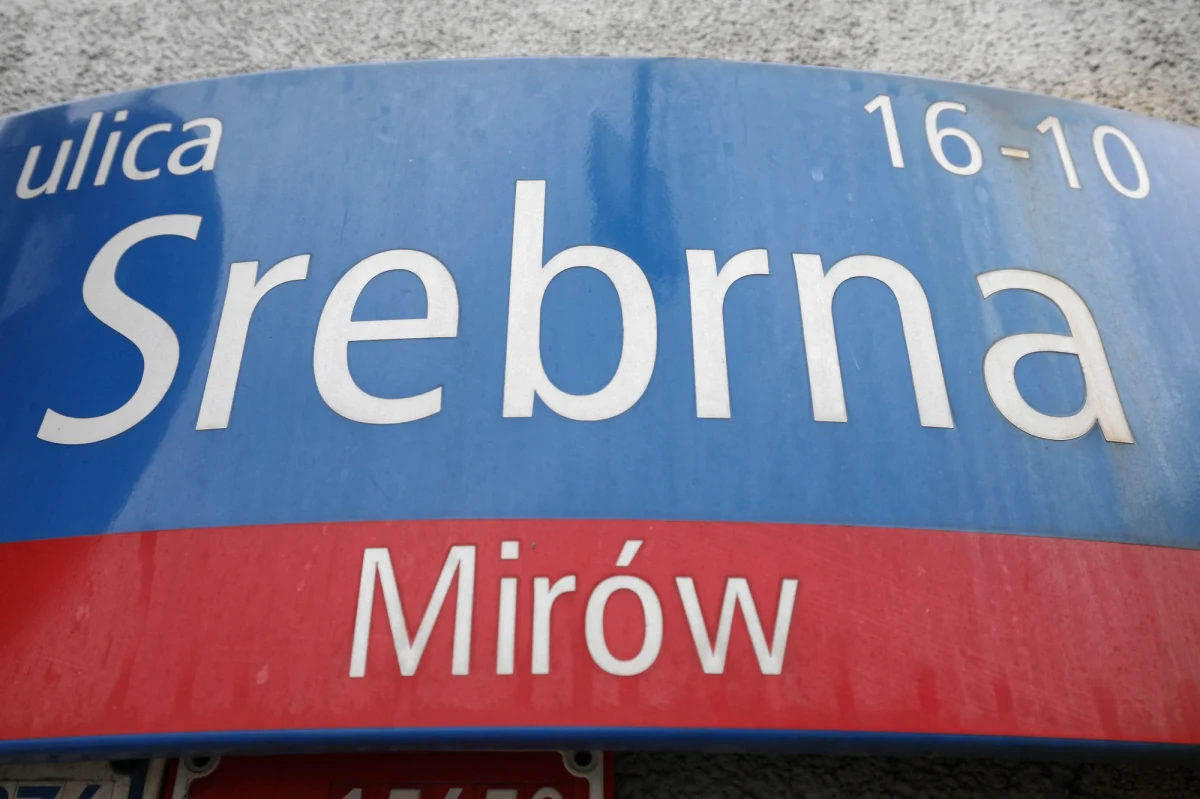 Komisja Nadzoru Finansowego odmawia podania informacji, czy skontroluje zaangażowanie banku Pekao SA w budowę wieżowców dla spółki Srebrna powiązanej z Prawem i Sprawiedliwością. "Gazeta Wyborcza" ujawniła nagranie rozmowy prezesa PiS Jarosława Kaczyńskiego, z której wynika, że ustalał on finansowanie tej inwestycji z prezesem banku Michałem Krupińskim. Opozycja twierdzi, że odbyło się to z pominięciem procedur.