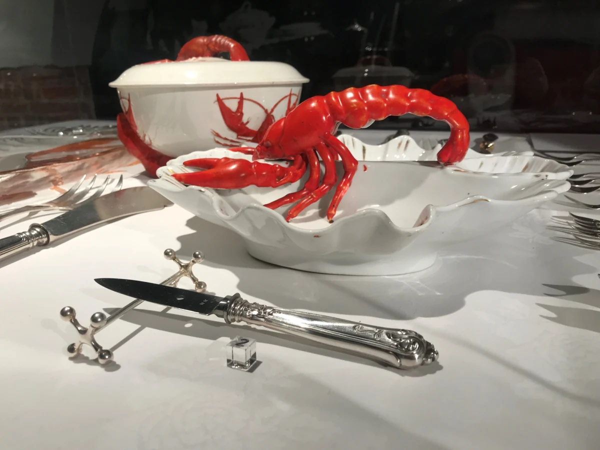 Nauczenie się, co do czego służy zajmowało całe lata. Szczyt elegancji z końca XIX wieku wymagał jednak, aby do każdej potrawy: w tym jagód, mango, raków, sardynek, jajek i pieczystego istniał osobny rodzaj widelca, łyżki lub specjalnych szczypczyków. Palcami jeść na salonach nie wypadało.