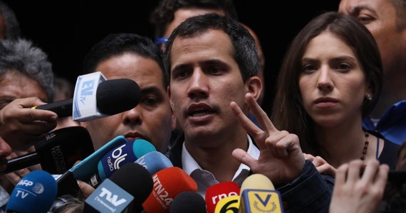 Juan Guaido, przewodniczący wenezuelskiego parlamentu i lider opozycji, który w zeszłym tygodniu ogłosił się tymczasowym prezydentem kraju, wezwał w opublikowanym we wtorek wywiadzie dla CNN do pokojowego transferu władzy w Wenezueli i przeprowadzenia wyborów.