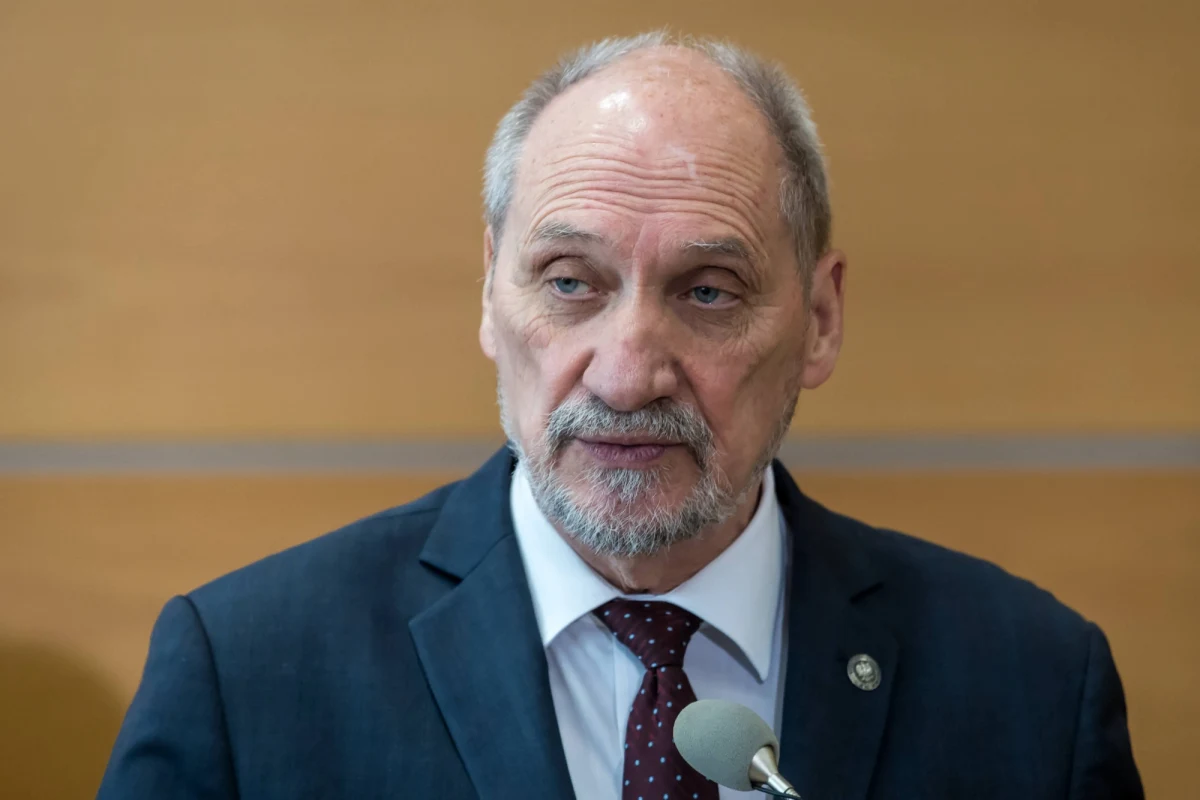 "Nieprawidłowości muszą być ścigane, jest jednak problem, na ile trafnie zidentyfikowano osoby" - powiedział b. szef MON Antoni Macierewicz, odnosząc się do poniedziałkowego zatrzymania m.in. Bartłomieja M. Jak podkreślił, gdy współpracował z Bartłomiejem M., była to osoba "uczciwa i rzetelna".