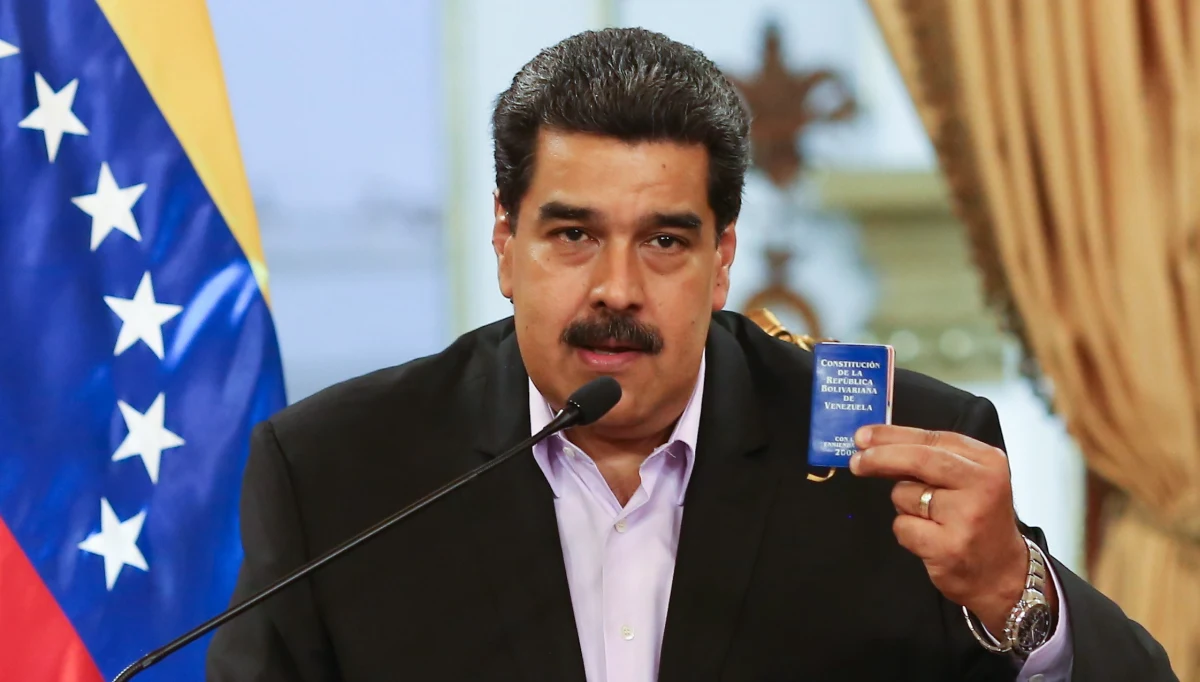 "Podejmujemy wszelkie wysiłki by ustabilizować sytuację gospodarcza w kraju. Jestem gotów na rozmowy z opozycją przy udziale międzynarodowych mediatorów" - powiedział prezydent Wenezueli Nicolas Maduro w opublikowanym w środę wywiadzie dla rosyjskiej agencji RIA. Dodał, że armia pozostaje lojalna wobec prawowitych władz kraju, a amerykańskie sankcje przeciwko PDVSA „są nielegalne”.