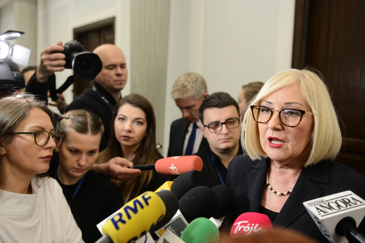 „Nie ma cienia wątpliwości co do uczciwości prezesa PiS Jarosława Kaczyńskiego” – powiedziała rzeczniczka rządu Joanna Kopcińska, komentując zarzuty PO i publikacje, które ukazały się w "Gazecie Wyborczej". Dodała, że jest to kolejny polityczny atak na „przywódcę partii skutecznie zmieniającej Polskę”.