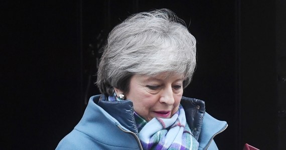 Rząd premier Theresy May odzyskał kontrolę nad strategią brexitową. Głosowanie w Izbie Gmin upoważniło ją do podjęcia próby renegocjacji warunków wyjścia Wielkiej Brytanii z Unii Europejskiej, które Bruksela już zatwierdziła. Do wymiany poglądów prawdopodobnie dojdzie, ale to nie zmieni tekstu porozumienia - unijni biurokraci to wykluczają. Głosując w referendum Brytyjczycy, nie myśleli o najistotniejszych konsekwencjach brexitu - granicy, która po jego przecinać będzie Irlandię. Dziś jej nie ma, ale po 29 marca będzie unijna. O tę kość niezgody walczą teraz bulteriery z Brukseli i Londynu. 