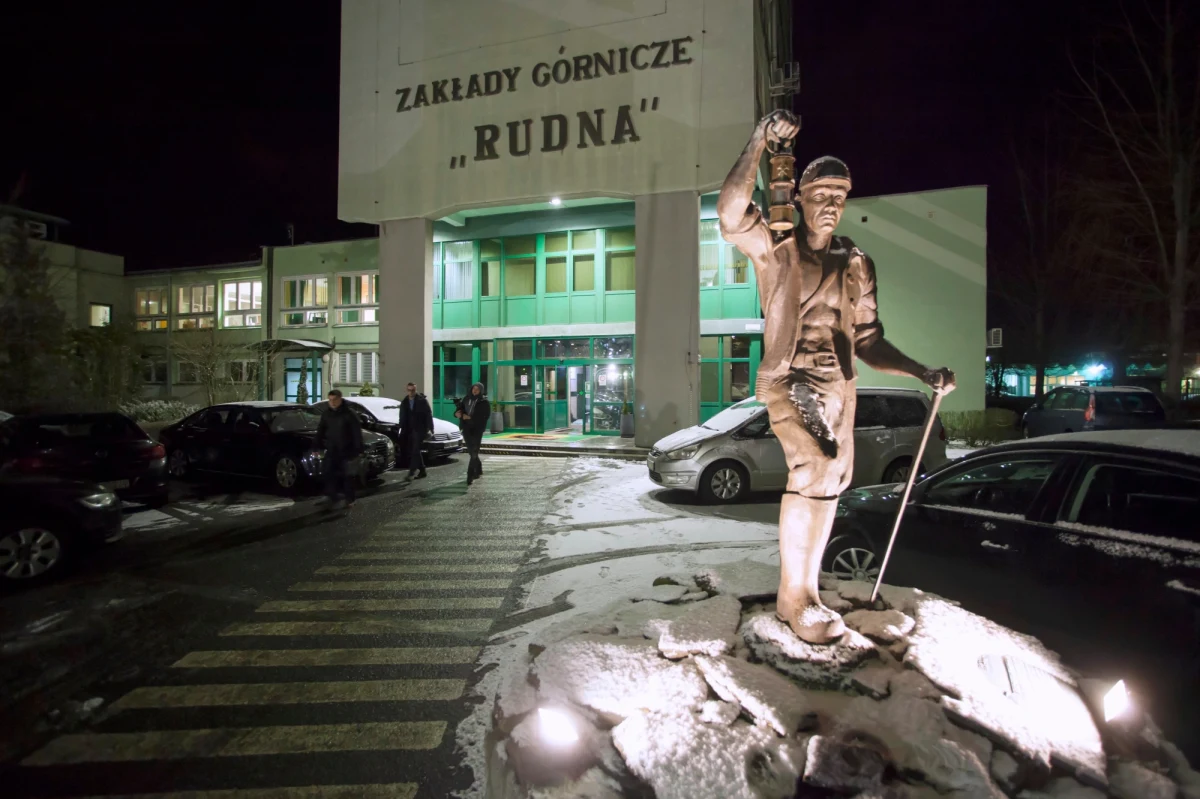 Szczęśliwy finał trwającej niemal dobę akcji ratowniczej w kopalni Rudna w Polkowicach. Poszukiwany po wczorajszym wstrząsie górnik żyje. Ratownicy najpierw zlokalizowali maszynę, w której od chwili wstrząsu znajdował się mężczyzna, a później nawiązali z nim kontakt. "Górnik o własnych siłach wyszedł z maszyny" -  podał dyrektor generalny kopalni Rudna Marek Świder. Według relacji ratowników poszukiwany górnik podczas akcji zachowywał się "normalnie, jakby przyszedł na dniówkę i po prostu miał gdzieś przejść"