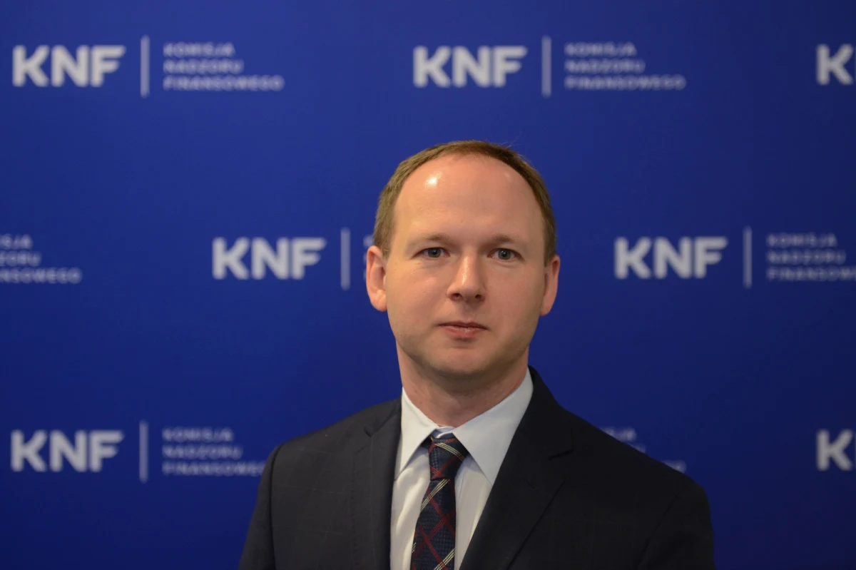 Jest decyzja prokuratury w sprawie stosowania tak zwanych wolnościowych środków zapobiegawczych wobec byłego szefa KNF-u Marka Chrzanowskiego. Prokuratura ustaliła poręczenie majątkowe na ćwierć milionów złotych. Do tego dochodzi dozór policji: podejrzany musi dwa razu zgłaszać się do najbliższej komendy. Były szef KNF-u ma też zakaz jakiegokolwiek kontaktu z osobami, które w tej sprawie były przesłuchiwane w charakterze świadków.