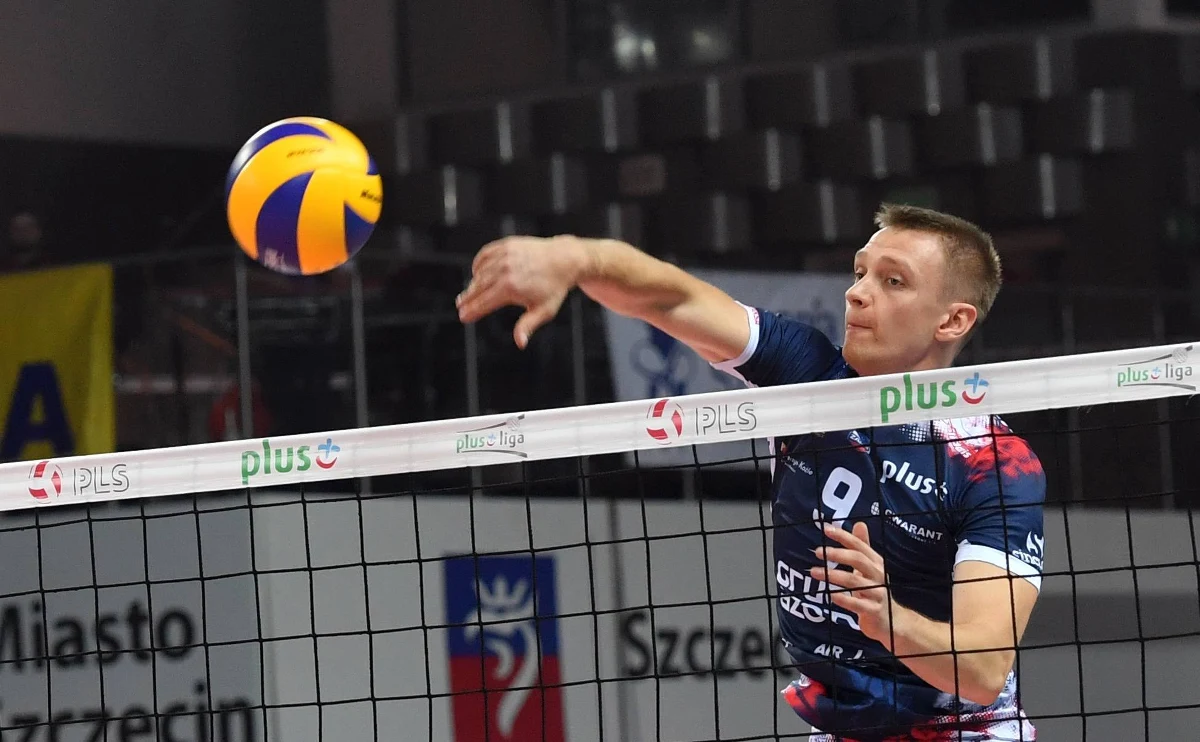 Trudna sytuacja ZAKSY Kędzierzyn-Koźle przed rewanżami w siatkarskiej Lidze Mistrzów. Kędzierzynianie, którzy zajmują trzecie miejsce w grupie B, w czwartek podejmą Azimuta Leo Shoes Modena. ZAKSA po 14 rozegranych spotkaniach pozostaje niepokonana w ekstraklasie, a w niedzielę zdobyła Puchar Polski. W europejskich pucharach podopieczni trenera Andrei Gardini mają jednak mniej powodów do zadowolenia - jedno zwycięstwo i dwie porażki. W pierwszej rundzie zmagań grupowych nie byli w stanie sprawić niespodzianki i pokonać ani trzeciej ekipy poprzedniego sezonu w Serie A Modeny, ani wicemistrza Włoch Cucine Lube Civitanovy. Przed rewanżowym meczem z Modeną, z zawodnikiem ZAKSY Łukaszem Wiśniewskim rozmawiał dziennikarz sportowy RMF FM Wojciech Marczyk.