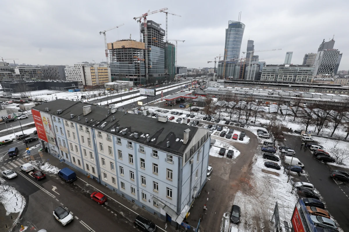 Jak ustalił dziennikarz RMF FM Tomasz Skory działająca na całym świecie kancelaria, której nazwa wielokrotnie pada w opublikowanym nagraniu uzgodnień prezesa PiS z austriackim przedsiębiorcą  - pracowała na zlecenie swojego biura w Wiedniu. W przesłanym nam oświadczeniu firma Baker McKenzie potwierdza, że świadczyła jedynie usługi dla zaangażowanej w projekt firmy deweloperskiej. 
