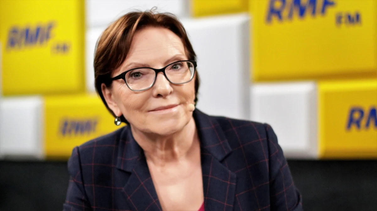 „Generalnie uważam za brzydką rzecz, jeśli ktoś kogoś nagrywa. To jest moje prywatne zdanie (…) O tyle jest to brzydka rzecz, że nagrał go (prezesa Jarosława Kaczyńskiego – przyp. red) ktoś, kto jest związany rodzinnie z panem prezesem. Ja generalnie uważam, że podsłuchiwanie, donoszenie na kogoś, nagrywanie podczas prywatnych rozmów nie jest rzeczą najlepszą i najładniejszą. Taka jest moja opinia, może to nie przystaje to opinii polityków, ale ja dzisiaj uważam, że ci, którzy wykorzystywali nagrania – chcę powiedzieć wtedy, kiedy dotyczyły one PO, grano nimi w kampanii, przed kampanią, to się ciągnęło jak niekończący się serial – wpadli we własne sidła i można by było powiedzieć, że jaką bronią walczysz, od takiej giniesz. Zasłużyli sobie ci, którzy proszą dziś, żeby nie grać taśmami na jedną uwagę z mojej strony: zacznijcie od siebie” –  tak na pytanie o to, czy podtrzymuje zdanie, że taśmy powinny przestać być elementem gry politycznej, odpowiedziała w Popołudniowej rozmowie w RMF FM Ewa Kopacz. 