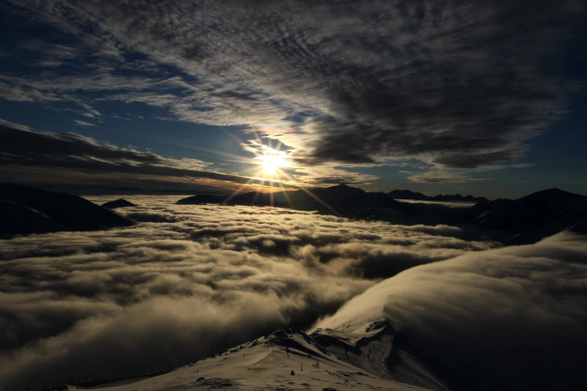 Kilkunastu ratowników TOPR-u wyruszyło po dwoje turystów, którzy utknęli w rejonie Gąsienicowej Turni na szlaku ze Świnicy w kierunku Zawratu. Turysta zszedł razem z ratownikami na dół, kobieta nad ranem została zabrana przez śmigłowiec. Noc spędziła w wykopanej jamie śnieżnej razem z ratownikiem.