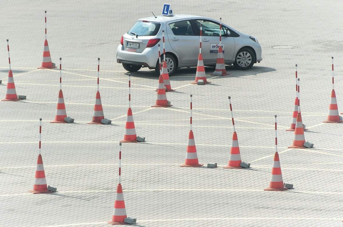 Koniec z wielokrotnym oblewaniem kursantów na egzaminach – zapowiada resort infrastruktury. Minister infrastruktury Andrzej Adamczyk przygotował zmiany dla kandydatów na kierowców i tych, którzy już jeżdżą - czytamy w czwartkowym wydaniu "Rzeczypospolitej".
