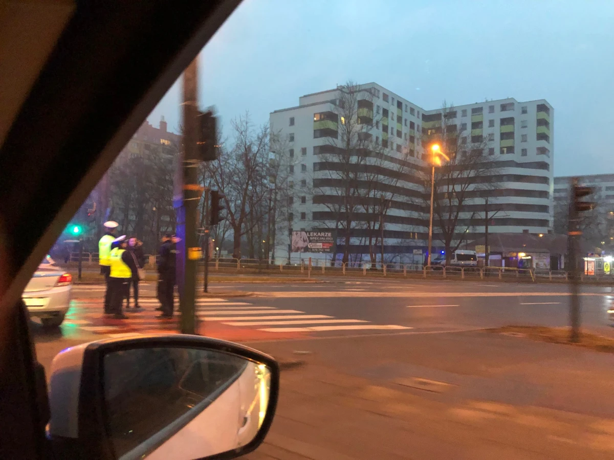 Policja szuka sprawców, którzy w czwartek nad ranem w rejonie ulicy Teligi w Krakowie wysadzili bankomat. Informację dostaliśmy na Gorącą Linię RMF FM. Nie wiadomo, ile pieniędzy skradli. 
