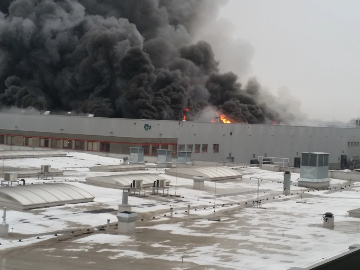 Nawet do piątkowego poranka może potrwać dogaszanie pożaru hali magazynowej przy ulicy Annopol na warszawskiej Białołęce. Ewakuować trzeba było około stu pracowników. Nikomu nic się nie stało.