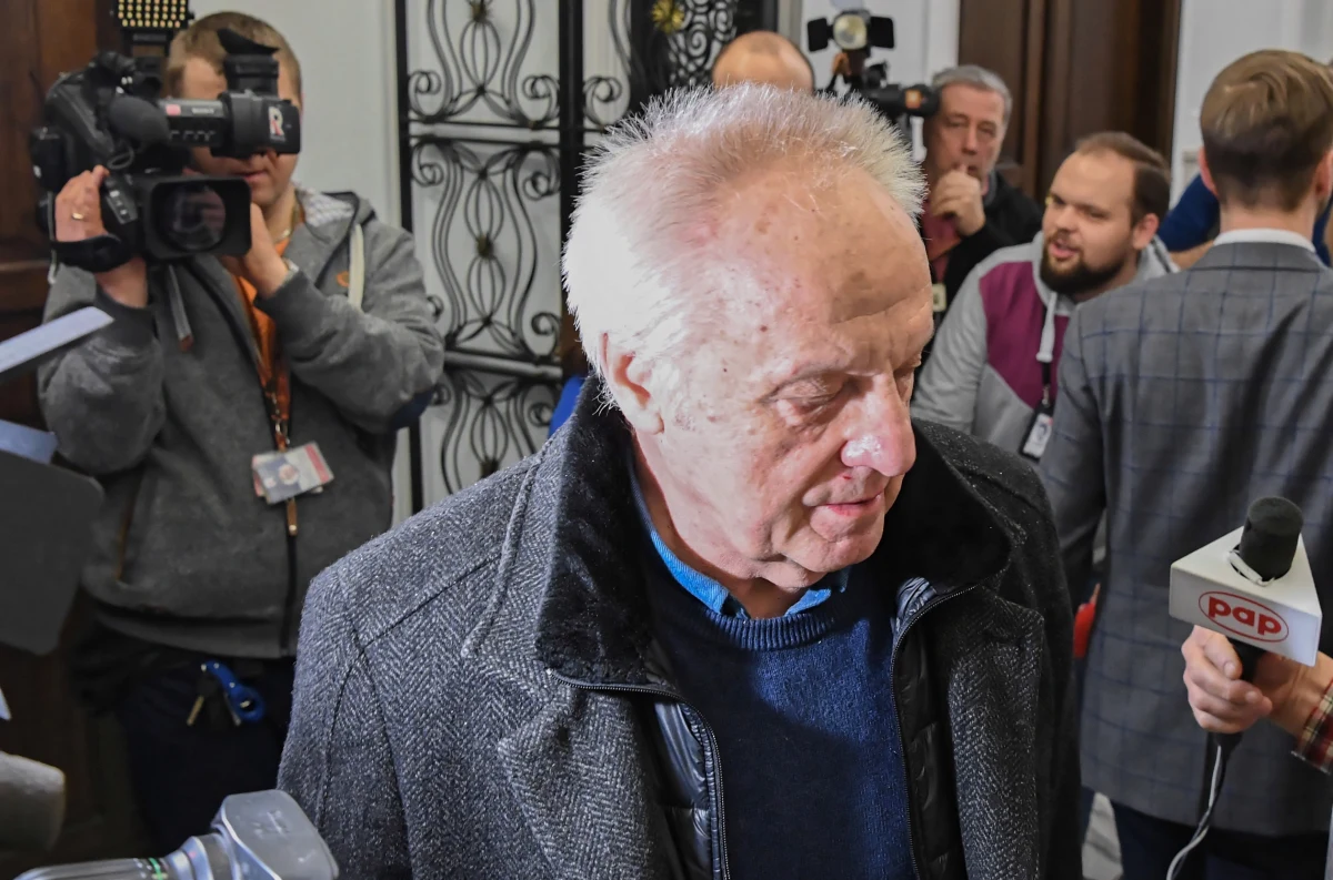 CBA zatrzymało w czwartek trzech biznesmenów, którzy mieli wręczać korzyści majątkowe jednemu z posłów, w zamian za m.in. kontrakty w spółkach Skarbu Państwa. W tle sprawy - według nieoficjalnych informacji - ma pojawiać się nazwisko Stefana Niesiołowskiego. W rozmowie z dziennikarzem RMF FM poseł podkreśla, że nie był w tej sprawie ani zatrzymany, ani przesłuchany. "Nie znam tych panów. Nie wiem o kogo chodzi" - podkreśla były poseł Platformy Obywatelskiej, teraz reprezentujący PSL-UED. 