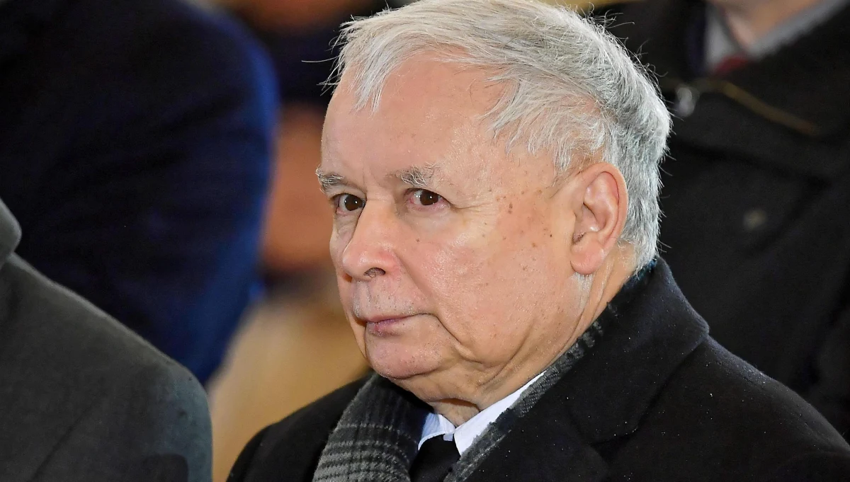 Śniło mi się, że przyjeżdżam do kraju, gdzie korzystny biznes jest gigantycznym problemem a władza - fasadą. Kiedy docieram do tego, co się za nią kryje - odkrywam, że absolutnie nikomu nie można tu ufać. I że władzę daje tu zwykły dyktafon.