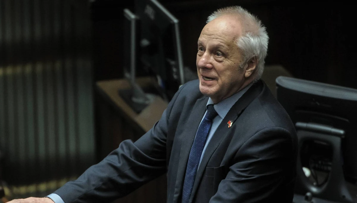 ​Prokuratura Krajowa złoży do marszałka Sejmu wniosek o uchylenie immunitetu poselskiego Stefanowi Niesiołowskiego - informuje portal Wirtualna Polska. Poseł miał załatwiać zlecenia w państwowych instytucjach dla trzech biznesmenów w zamian za łapówki w postaci usług seksualnych.