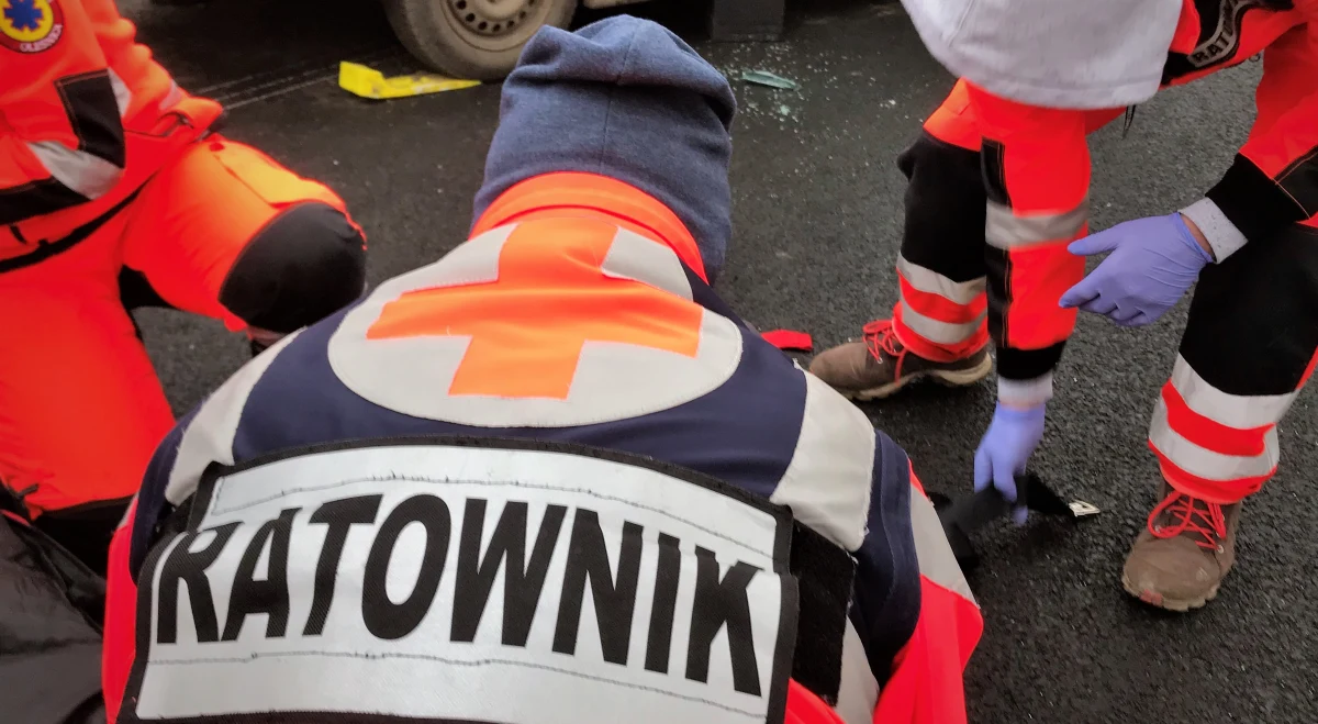 Trzy osoby zostały ranne w wypadku na drodze S7 na wysokości wsi Świątniki (Świętokrzyskie). Zderzyły się tam czołowo dwa auta osobowa. 