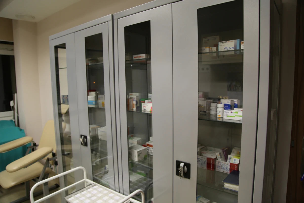 Kontrola farmaceutyków może spowodować, że apteka może nie wydać pacjentowi ważnego leku - czytamy w piątkowym wydaniu "Rzeczypospolitej". Tak zwana "dyrektywa fałszywkowa", która od 9 lutego każe oznaczać unikalnym kodem każde opakowanie leków wprowadzonych do obrotu na terenie Unii Europejskiej, może zmniejszyć dostęp do medykamentów. 