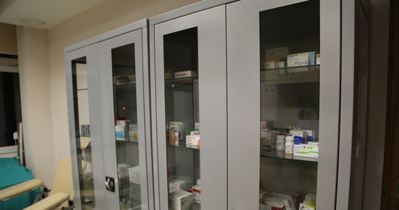 Kontrola farmaceutyków może spowodować, że apteka może nie wydać pacjentowi ważnego leku - czytamy w piątkowym wydaniu "Rzeczypospolitej". Tak zwana "dyrektywa fałszywkowa", która od 9 lutego każe oznaczać unikalnym kodem każde opakowanie leków wprowadzonych do obrotu na terenie Unii Europejskiej, może zmniejszyć dostęp do medykamentów. 
