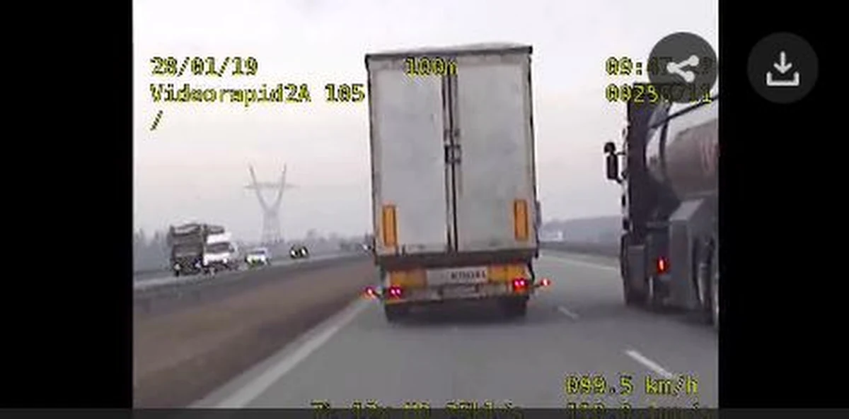 Policja opublikowała nagranie, na którym widać, jak bryła lodu z tira jadącego łódzkim odcinkiem autostrady A1, spada na nieoznakowany policyjny radiowóz. 