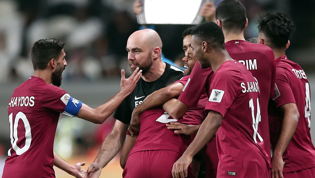 Reprezentacja Kataru zagra dziś po raz pierwszy w historii w finale piłkarskiego Pucharu Azji. Rywalem Katarczyków będzie Japonia. Jak mówi w rozmowie z RMF FM trener Wojciech Ignatiuk, który przez 5 lat pracował w katarskiej federacji, teraz widzimy pierwsze efekty kilkunastoletniej pracy, która rozpoczęła się wraz z powstaniem Aspire Academy – szkoły dla młodych sportowców, jednej z najnowocześniejszych na świecie. „Trener Katarczyków Felix Sanchez pracuje na miejscu od 13 lat. Prowadził juniorskie reprezentacje. Zna doskonale swoich piłkarzy. Teraz widać efekty szkolenia i wizji, którą w Katarze nakreślili sobie już dawno temu” – podkreśla Ignatiuk, pracujący obecnie w sztabie olimpijskiej reprezentacji Zjednoczonych Emiratów Arabskich prowadzonej przez Macieja Skorżę.