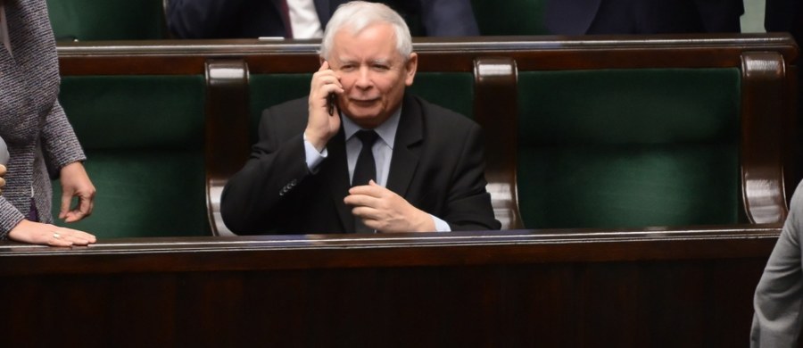 Prezes PiS Jarosław Kaczyński skierował wezwanie przedsądowe do posła Ryszard Petru za nazwanie go "oszustem" - dowiedziała się Polska Agencja Prasowa ze źródeł w PiS. J. Kaczyński domaga się opublikowania przez Petru przeprosin na Twitterze. Według źródeł PAP prezes PiS wystosuje kolejne wezwania przedsądowe.