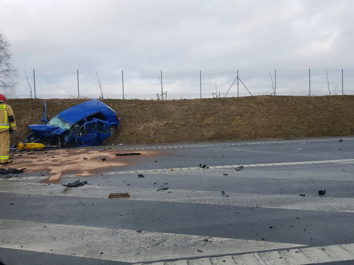 W wypadku na drodze S19 w Stobiernej koło Rzeszowa zginęły dwie osoby. 10-letnie dziecko jest ciężko ranne - poinformowała w piątek podkarpacka policja.