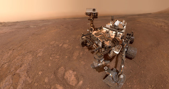 Naukowcy NASA odkryli na Marsie... nowy instrument badawczy. Aparatura ta znajduje się na pokładzie łazika Curiosity od początku jego misji, ale dopiero teraz, po blisko 7 latach pobytu sondy na Czerwonej Planecie kierownictwo misji wpadło na pomysł, że można ją w nowy sposób wykorzystać. Co ciekawe to instrument, który praktycznie każdy z nas ma w swoim smartfonie, akcelerometr i żyroskop pozwalające monitorować ułożenie i ruch, który przydaje się w też w nawigacji. Tygodnik "Science" publikuje informacje, które udało się z pomocą tej aparatury zebrać.