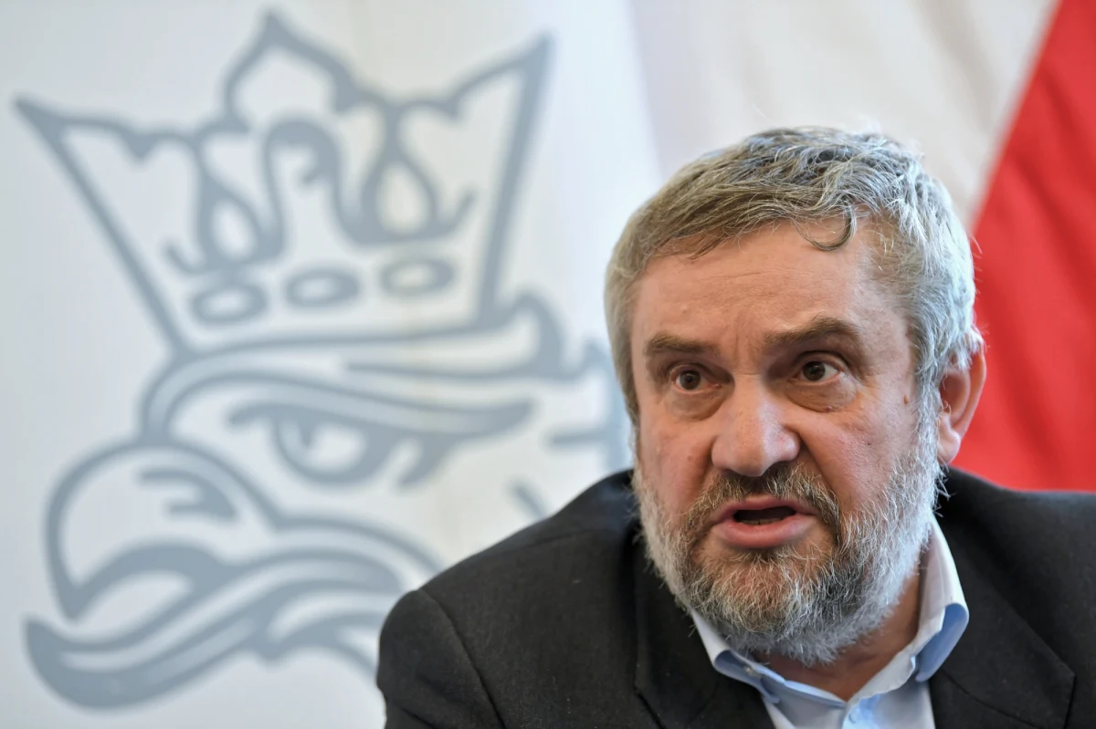 „Nie będzie żadnej pobłażliwości dla osób, które były zamieszane w nielegalny ubój bydła pokazany w reportażu TVN” - powiedział w piątek w Odolionie (Kujawsko-Pomorskie) minister rolnictwa Jan Krzysztof Ardanowski. Jednocześnie przyznał, że „w tej chwili zaczyna panować psychoza, nagonka i opowieści o tym, że cała polska żywność, nie tylko z tego konkretnego zakładu, gdzie popełniono przestępstwo, jest szkodliwą, złą, trującą. Ta nagonka źle służy polskiemu rolnictwu, naszej gospodarce”.