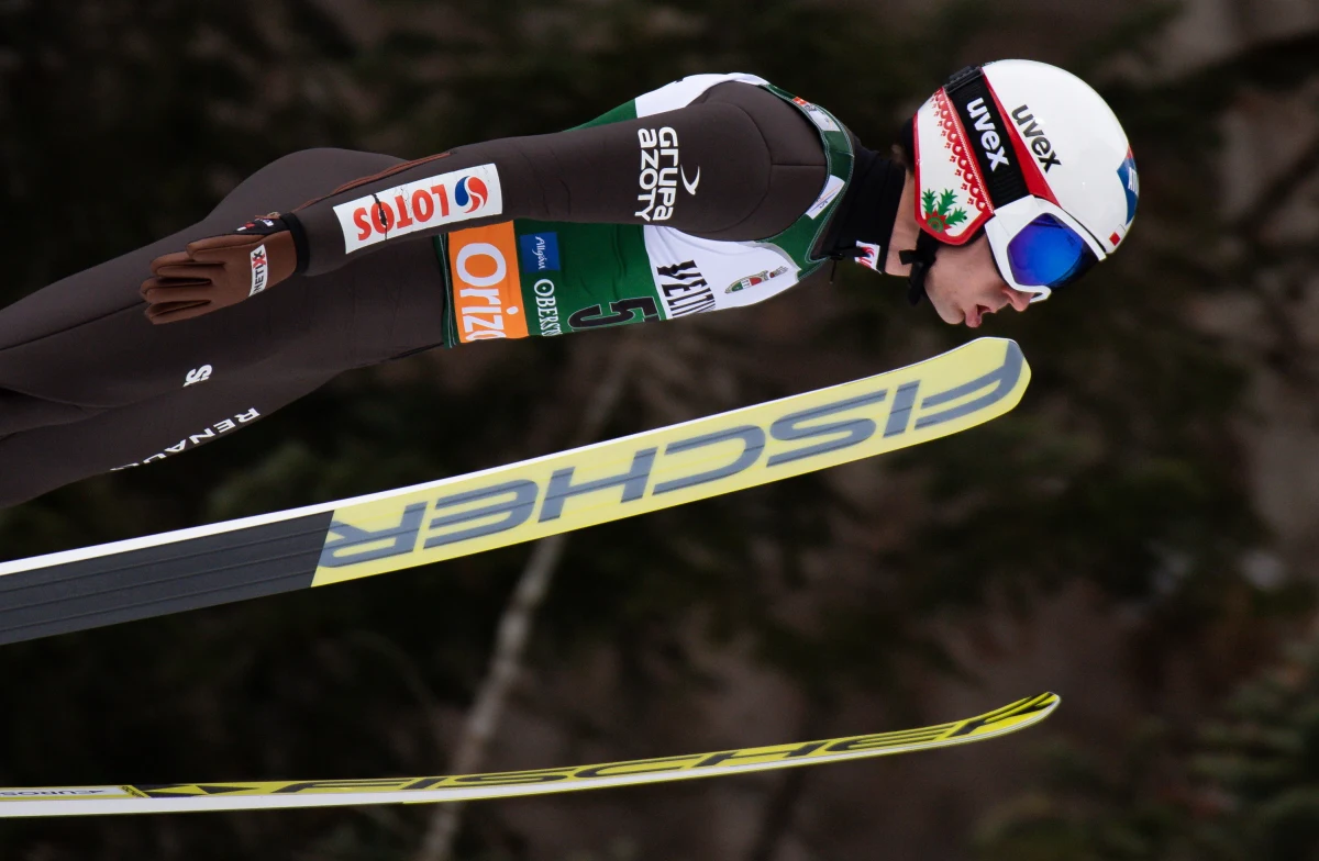 Loty w Oberstdorfie. Mimo fantastycznych wyników w pierwszej serii, tylko jeden polski skoczek stanął na podium podczas konkursu Pucharu Świata w Oberstdorfie. Drugie miejsce w konkursie zajął Dawid Kubacki. Rywalizację wygrał Timi Zajc, a na najniższym stopniu stanął Markus Eisenbichler.