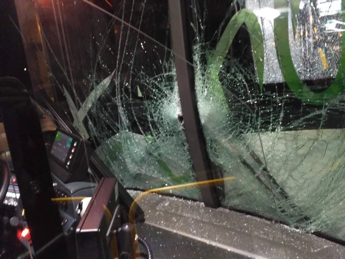 78-letni mężczyzna zaatakował w autobusie komunikacji miejskiej w Krakowie dziewczynę, która nie ustąpiła mu miejsca. W pojeździe było wielu pasażerów, ale zareagował tylko kierowca.