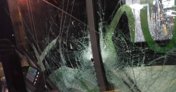 78-letni mężczyzna zaatakował w autobusie komunikacji miejskiej w Krakowie dziewczynę, która nie ustąpiła mu miejsca. W pojeździe było wielu pasażerów, ale zareagował tylko kierowca.