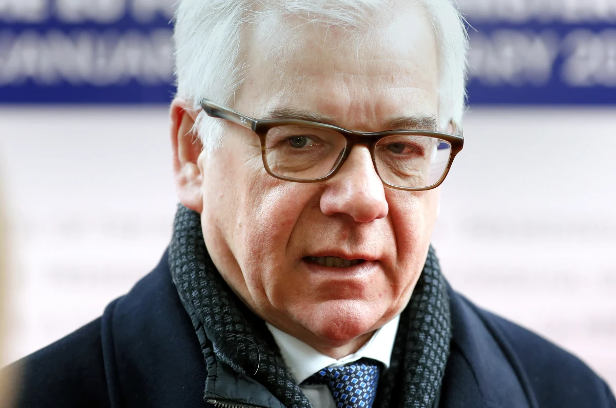 W reakcji na kres układu INF (o całkowitej likwidacji pocisków rakietowych pośredniego i średniego zasięgu) polski minister spraw zagranicznych Jacek Czaputowicz domaga się stacjonowania w Europie amerykańskich pocisków rakietowych z głowicami nuklearnymi – napisał "Der Spiegel" w wydaniu internetowym. Późnym wieczorem polski MSZ wydał oświadczenie w tej sprawie. "Ministerstwo Spraw Zagranicznych zdecydowanie zaprzecza, jakoby w wywiadzie udzielonym redakcji Der Spiegel minister Jacek Czaputowicz domagał się rozmieszczenia amerykańskich rakiet atomowych w Europie. Tytuł artykułu, który ukazał się w dniu dzisiejszym na stronie internetowej tygodnika, nie oddaje treści rozmowy" - podkreślono.